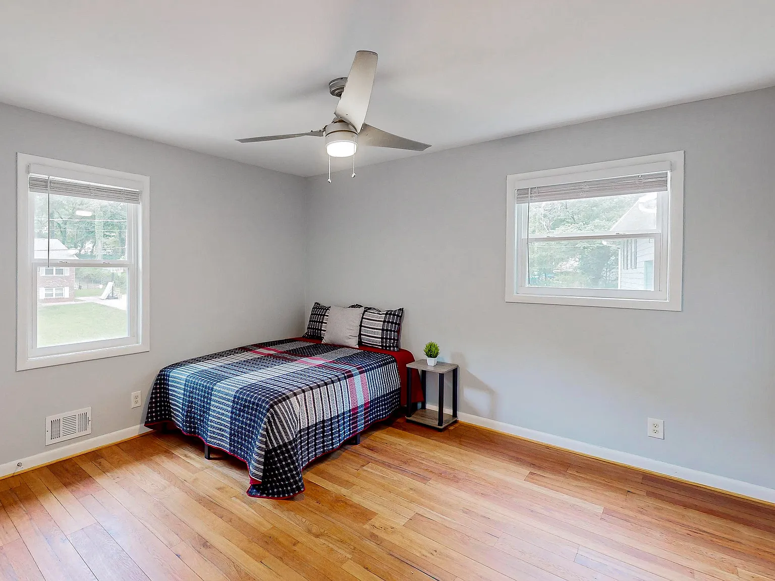 4 bed, 4.0 bath, 1989 sqft, $724 — Photo 1