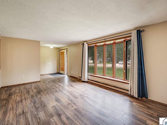 4th image of 401 3rd Ave SE