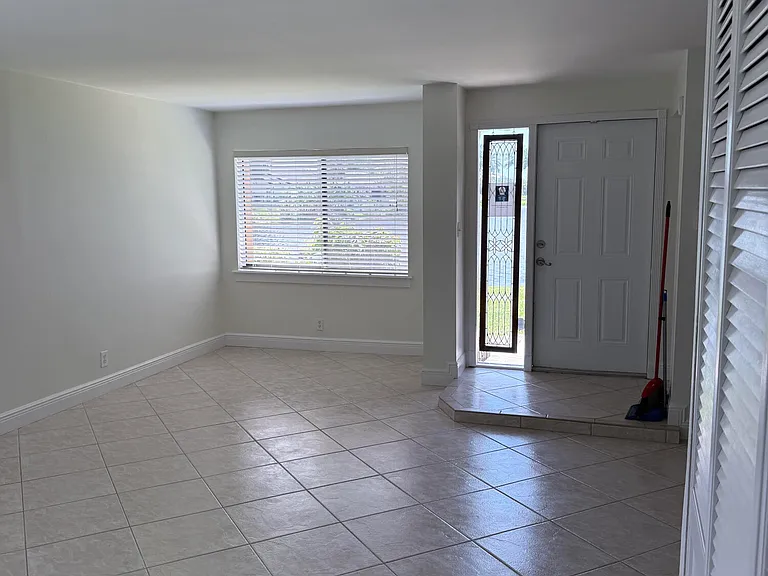 261 Wimbledon Lake Dr — Photo 17