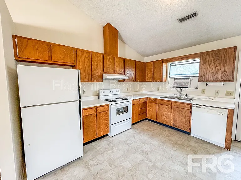 2108 E 3rd St #B — Photo 6