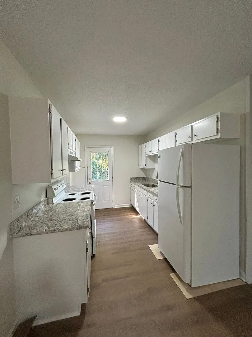 Cute 3 Bedroom, 1 Bathroom Duplex — Photo 4