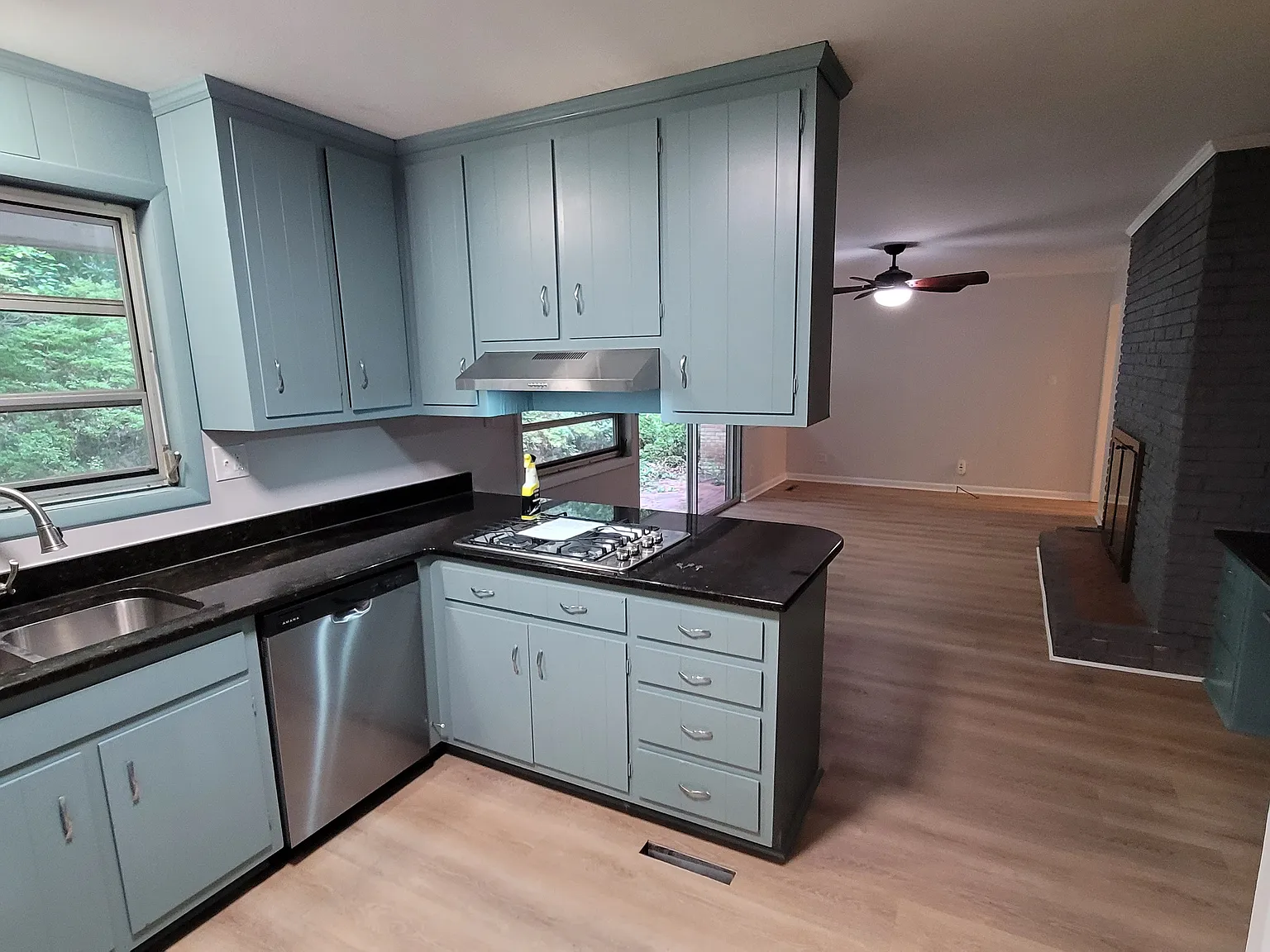 4 bed, 2.5 bath, 2447 sqft, $2,500 — Photo 4