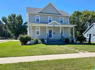 208 8th St SW, Le Mars, IA 51031