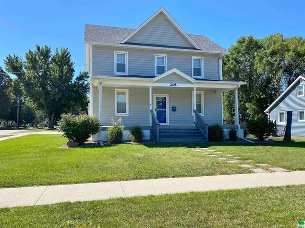 208 8th St SW, Le Mars, IA 51031