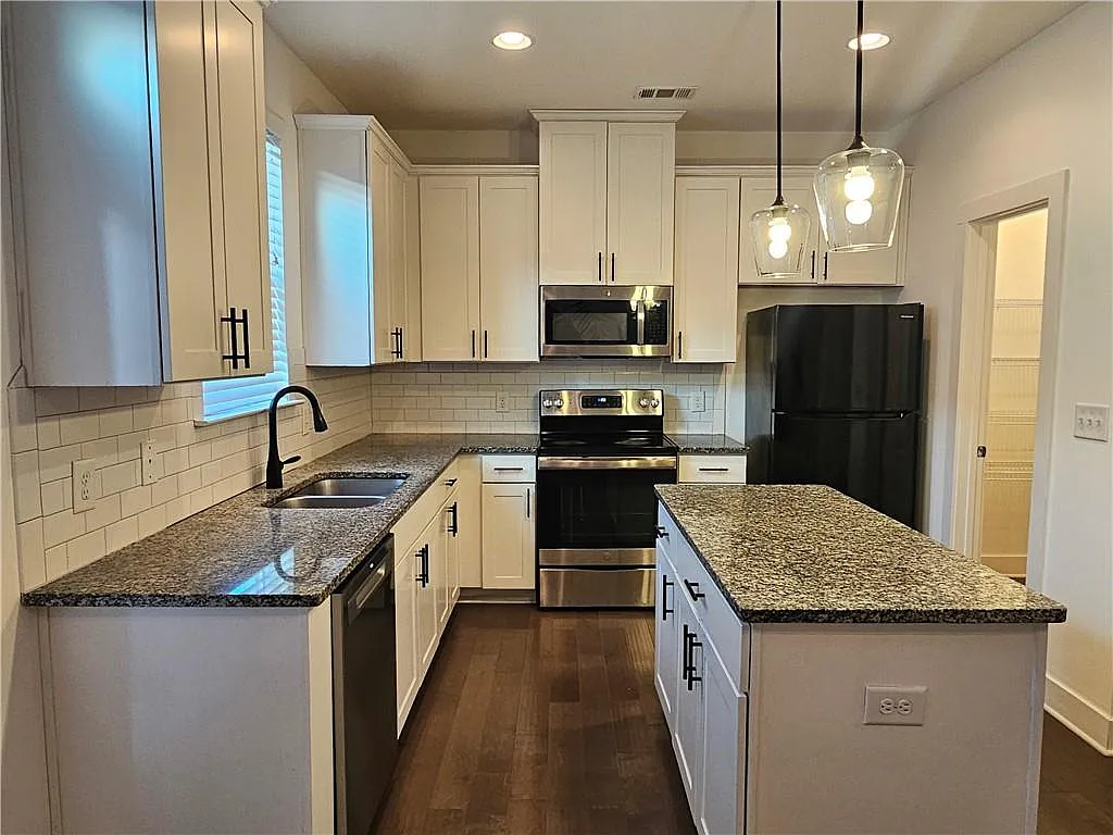 3 bed, 2.5 bath, 1786 sqft, $1,975 — Photo 2
