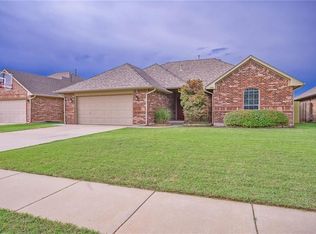 302 W Pines Way, Mustang, OK 73064