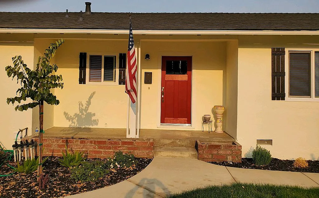 285 Villa St photo 1