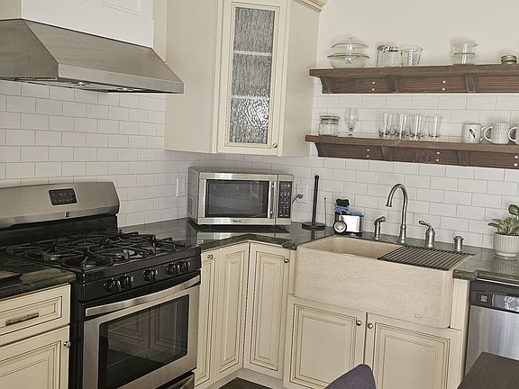 3rd image of 561 S O St #B