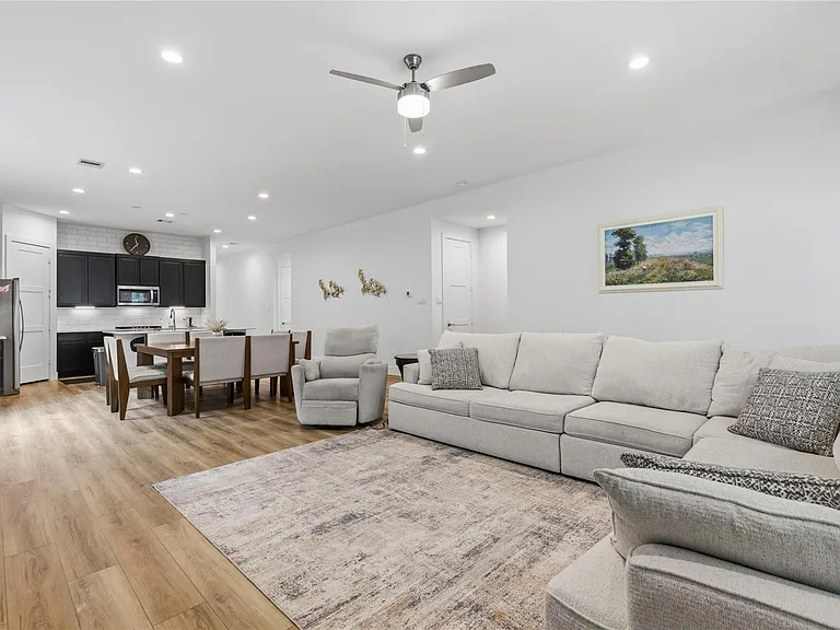 318 Springfield Terrace Dr — Photo 10