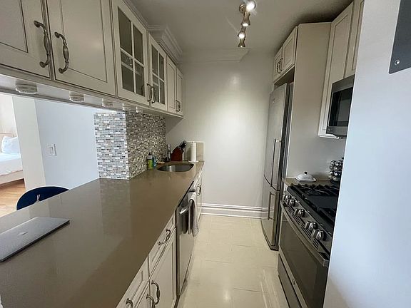 4th image of 377 Rector Pl APT 12L