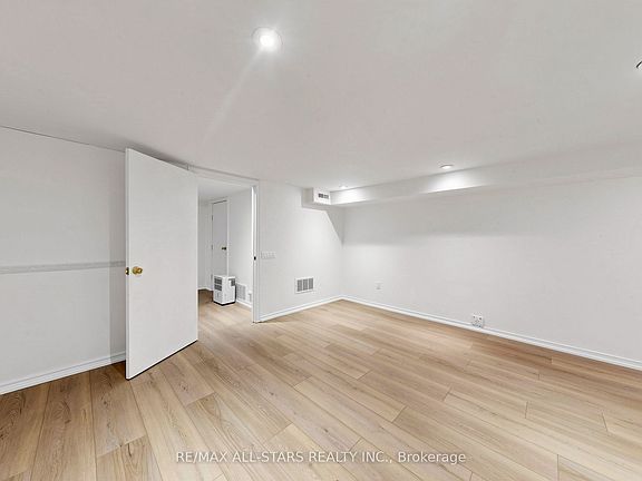 5th image of 68 Macpherson Ave #Basement