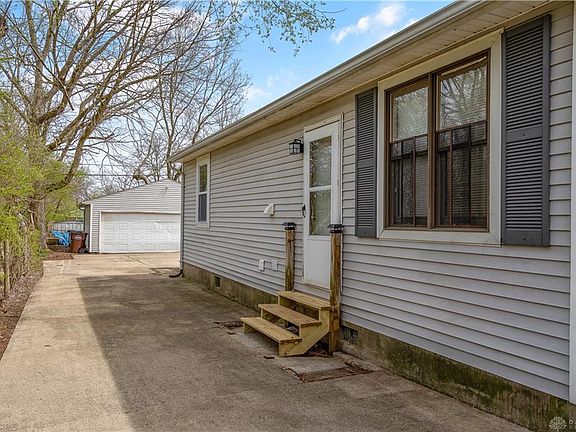 4th image of 1650 Barney Ave
