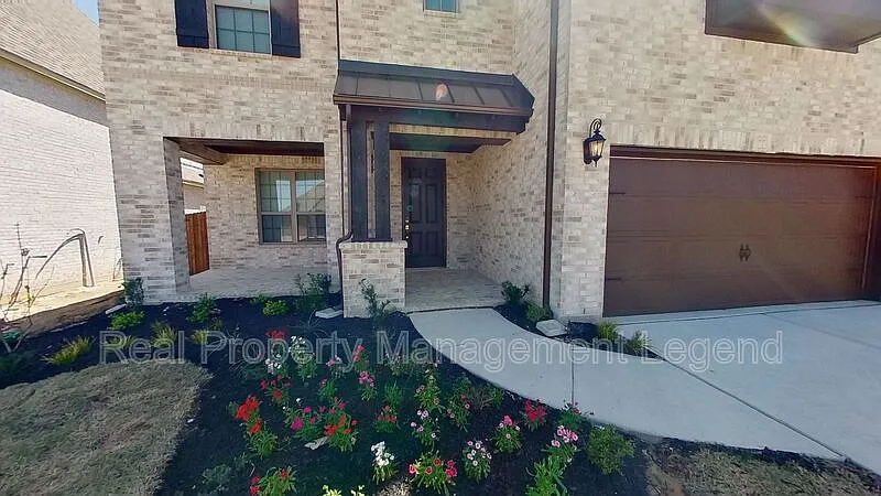 4 bed, 2.5 bath, 2500 sqft, $2,700 — Photo 3