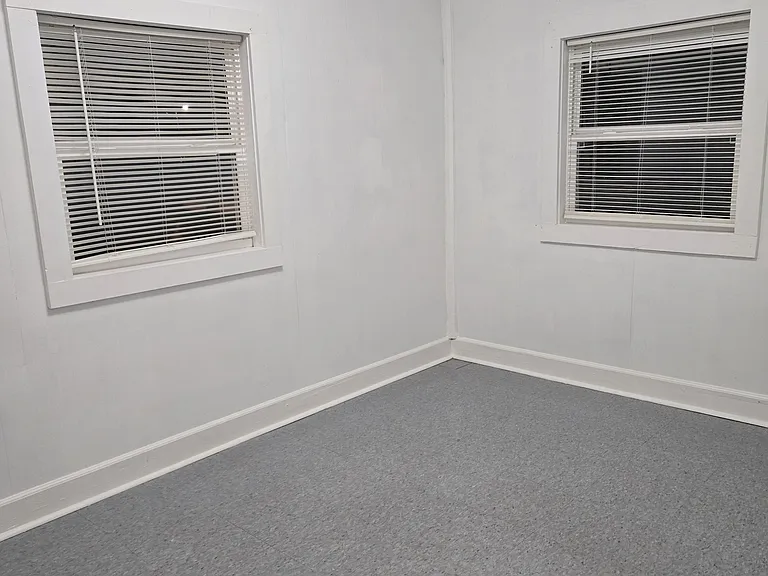 912 Robinhood Trl — Photo 8