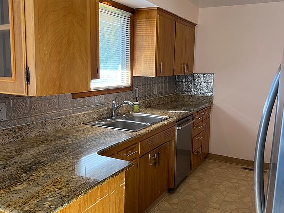 5th image of 11024 E Alki Ave