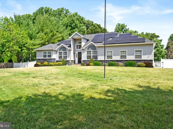 14 Lauren Ln, New Egypt, NJ 08533