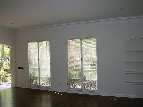 5th image of 153-157 S Reeves Dr #155