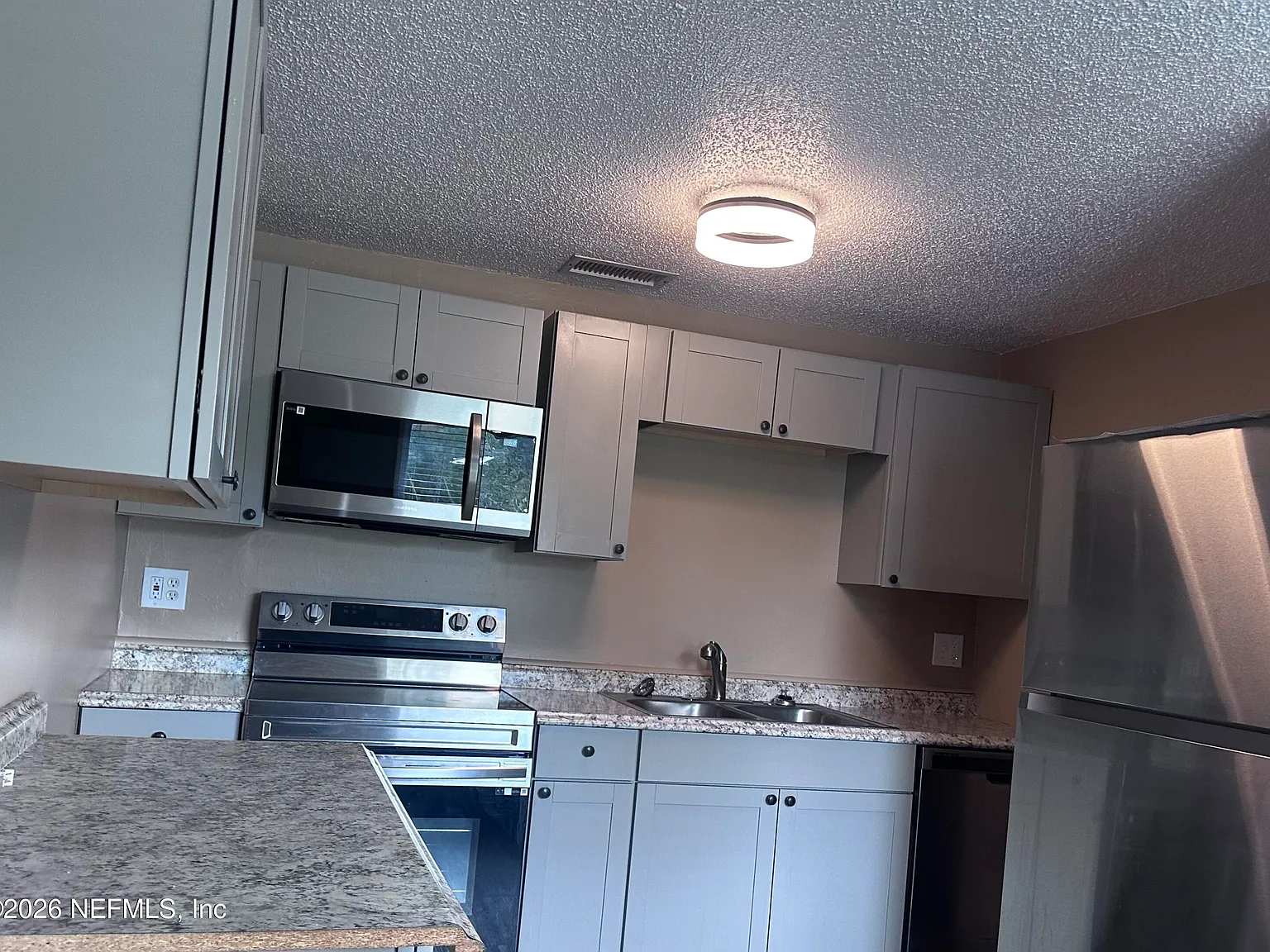 2 bed, 1.0 bath, 860 sqft, $1,400 — Photo 1
