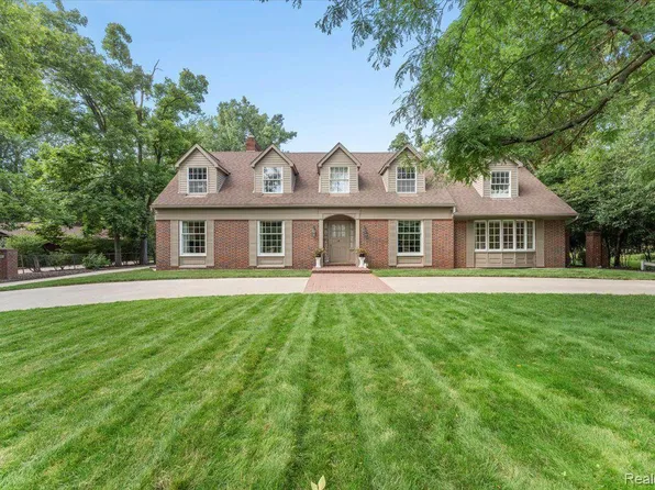 9128 Highland Dr, Grosse Ile, MI 48138
