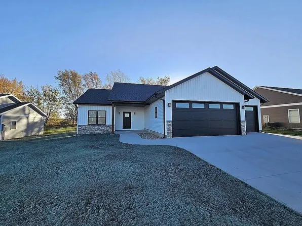257 Meadow Brook Trl, Manchester, IA 52057