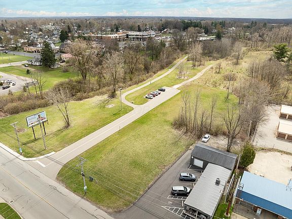 4th image of 825 Harding Way W