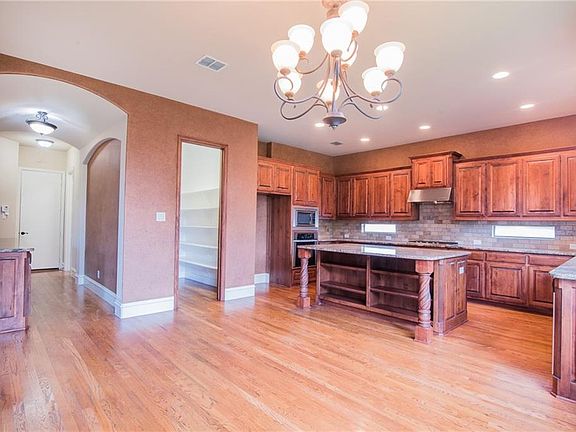 4th image of 816 Hidden Springs Ct