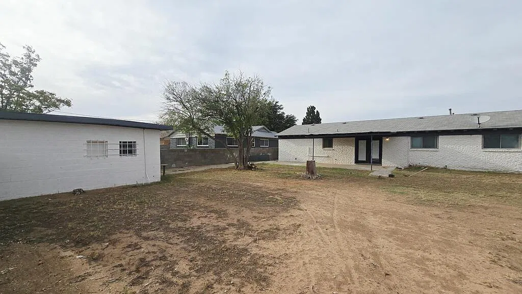 3 bed, 2.0 bath, 1276 sqft, $2,200 — Photo 2