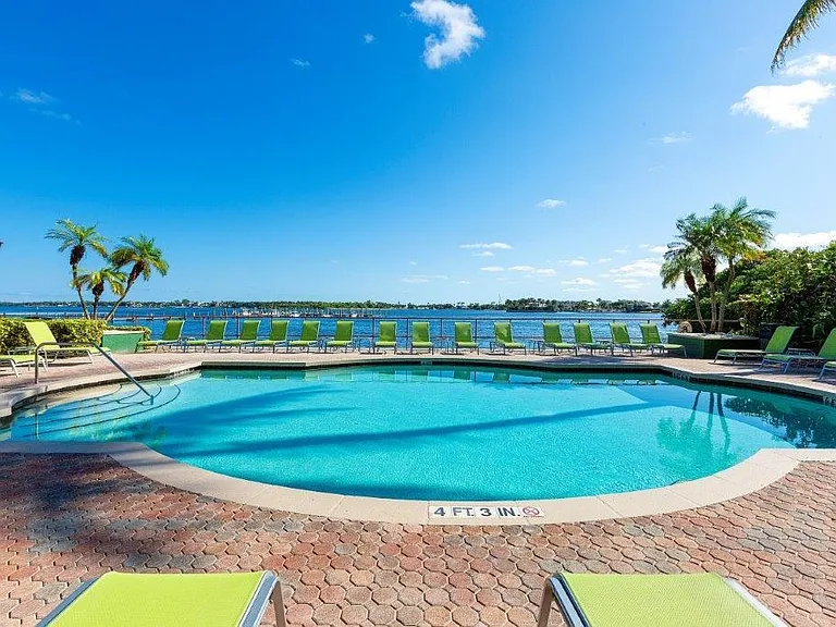 Manatee Bay Apartments — Photo 15