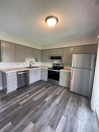 905 Manor Photo 1