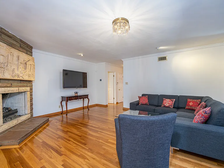 14024 Cantlay St — Photo 7