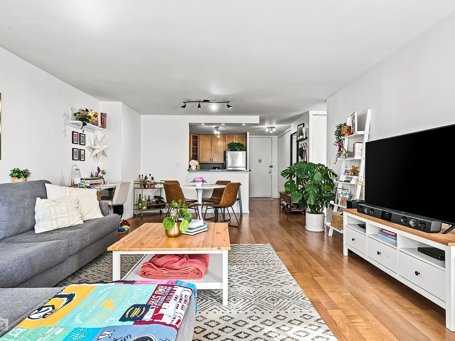 1 bed, 800 sqft, $3,000 — Photo 3