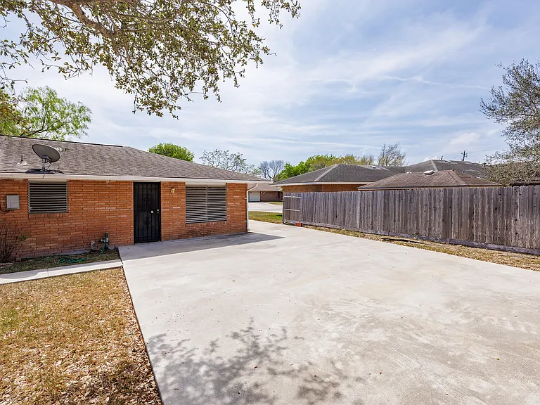 1137 Bradshaw Dr — Photo 7