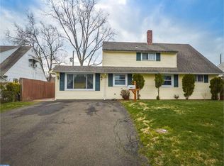 19 Geranium Rd, Levittown, PA 19057