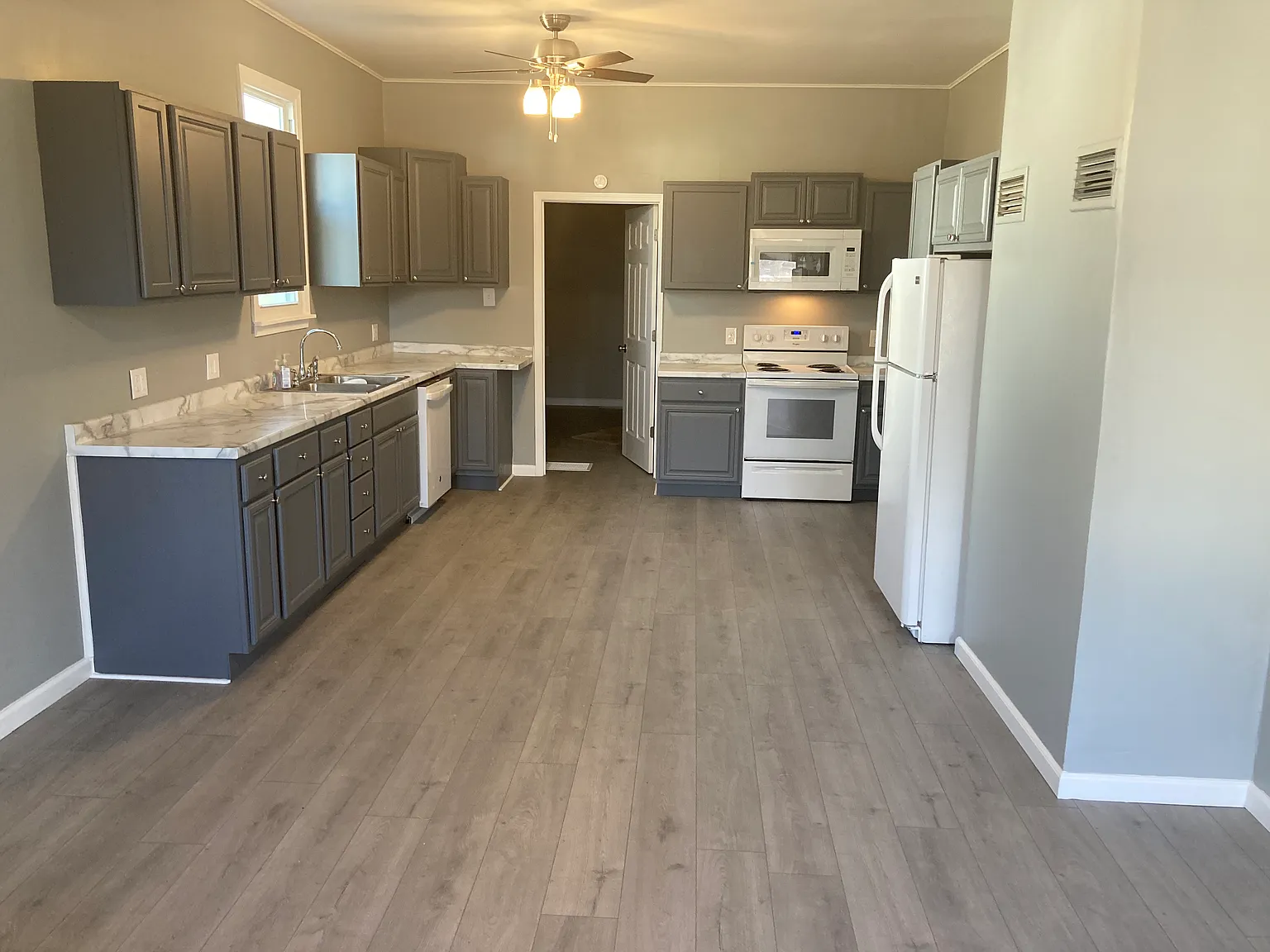 3 bed, 1000 sqft, $1,399 — Photo 1