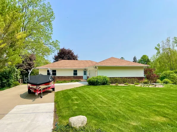 7226 Driftwood Dr, Fenton, MI 48430