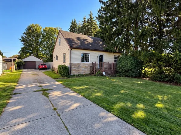 5343 Middle Dr, Erie, PA 16505