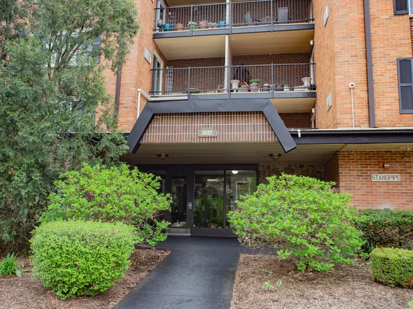 1217 S Old Wilke Rd APT 201, Arlington Heights, IL 60005