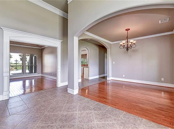 3rd image of 221 Savanna Hill Ln