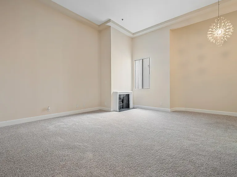 Essex Properties at Miracle Mile — Photo 16