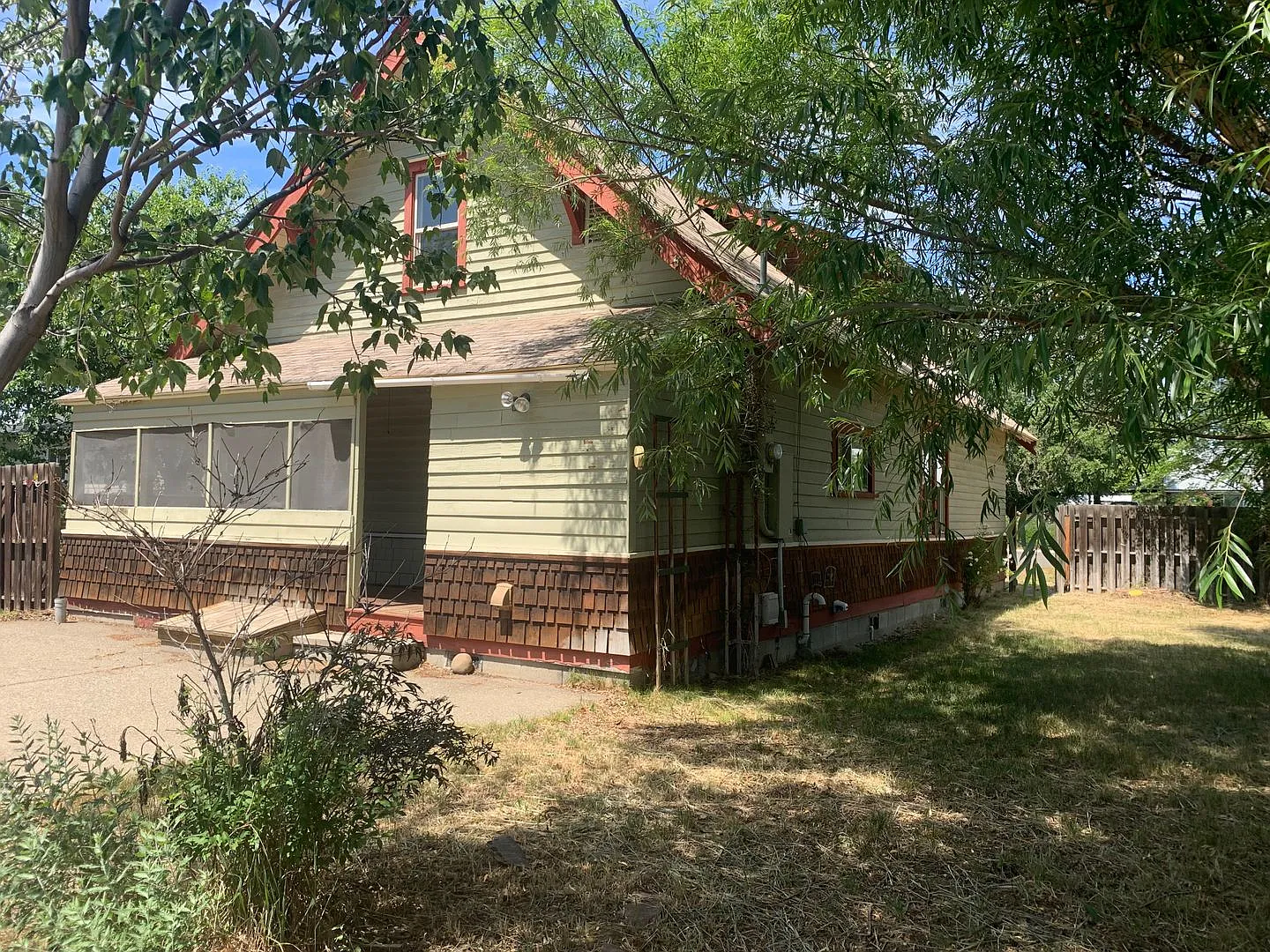 Spacious 3 bedroom home with two separate living spaces — Photo 2