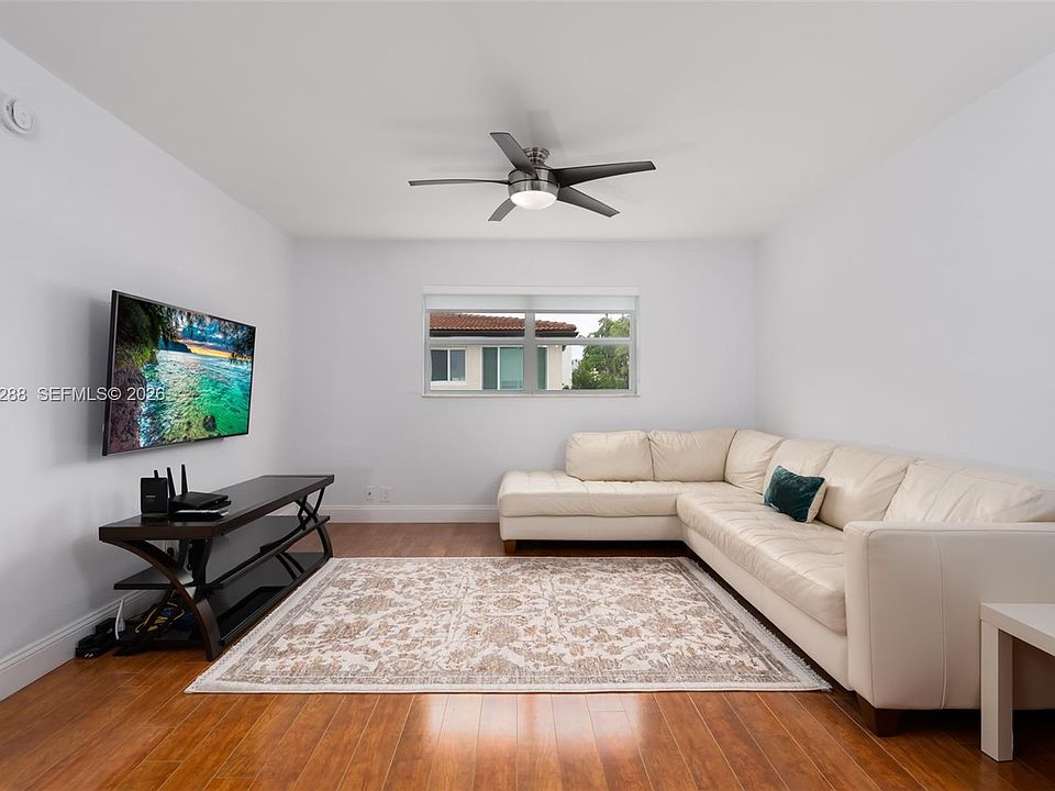1st image of 611 NE 14th Ave APT 206