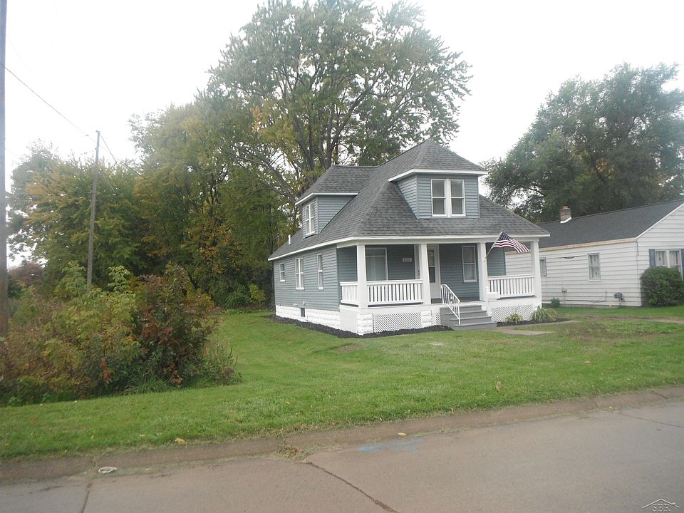 1st image of 821 Superior St