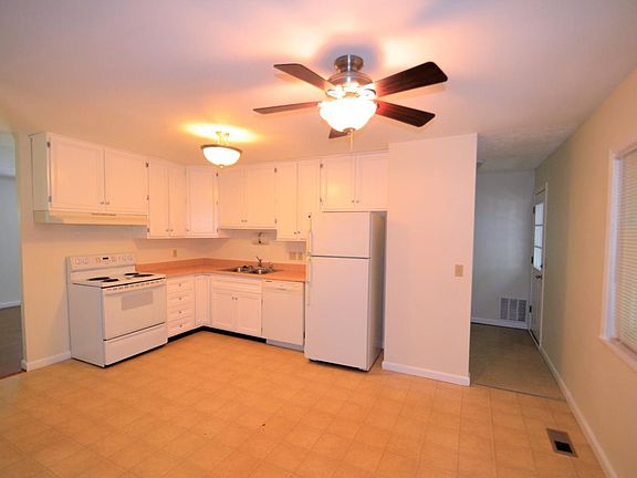 4th image of 412 Joyce Ct