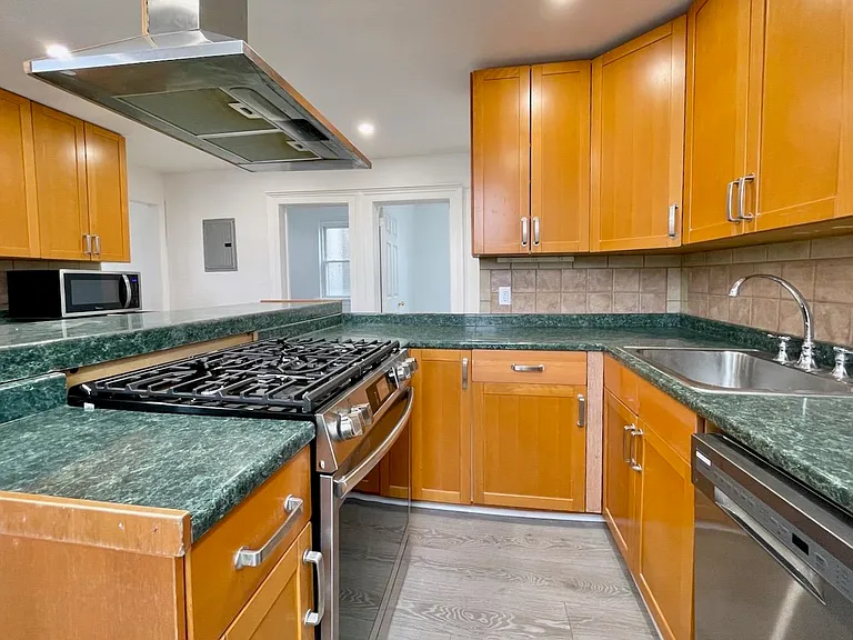 389 Monmouth St #3 — Photo 11