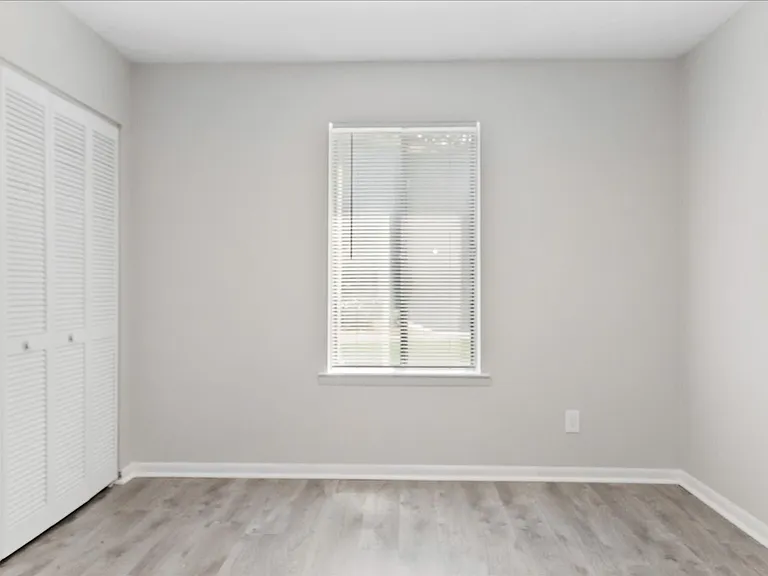 Orleans Apartments — Photo 32