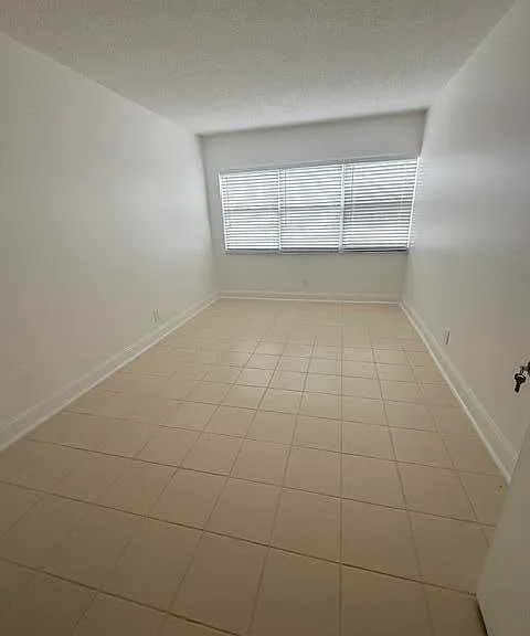 2555 NE 11th St #402 — Photo 16