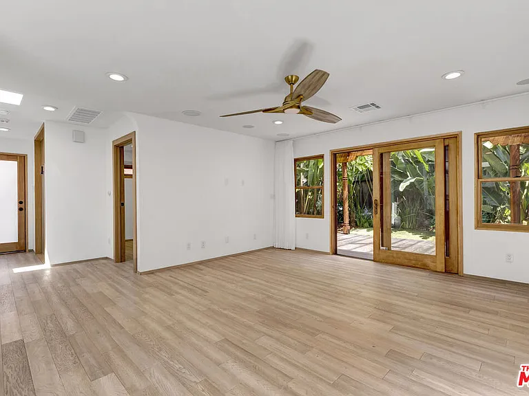 1138 1/2 Poinsettia Pl — Photo 10