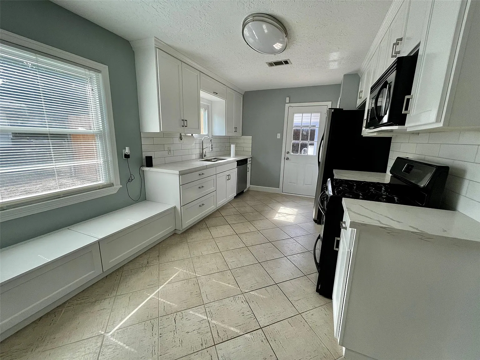 3 bed, 1312 sqft, $3,000 — Photo 4