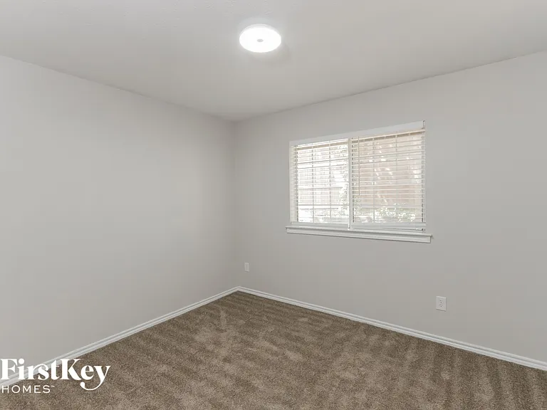 542 Renee Ln — Photo 11