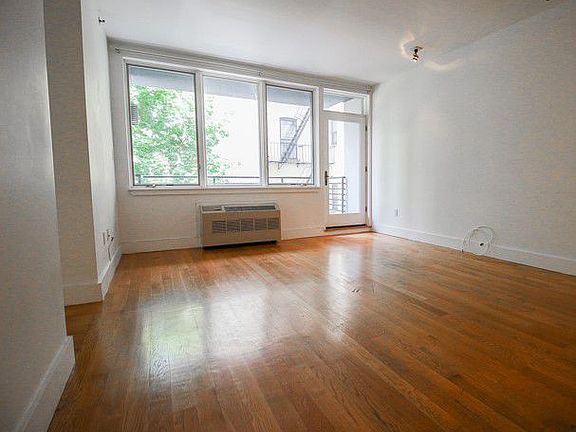4th image of 385 Franklin Ave APT 403